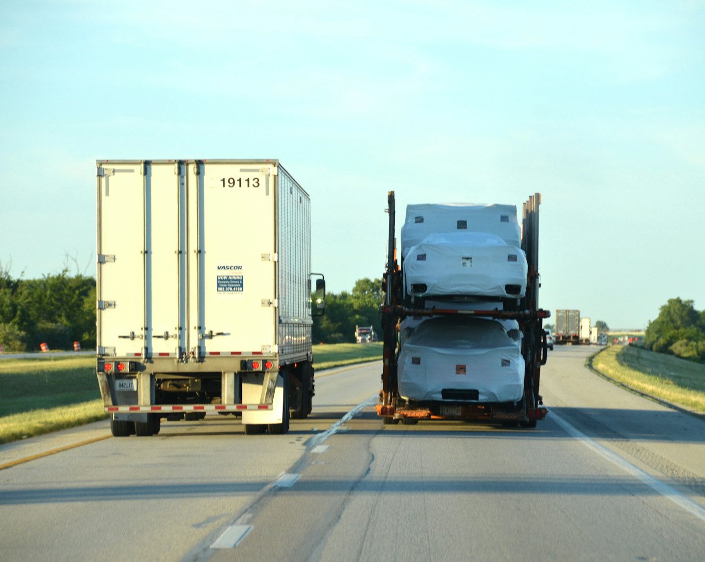 Due camion commerciali percorrono un'autostrada.